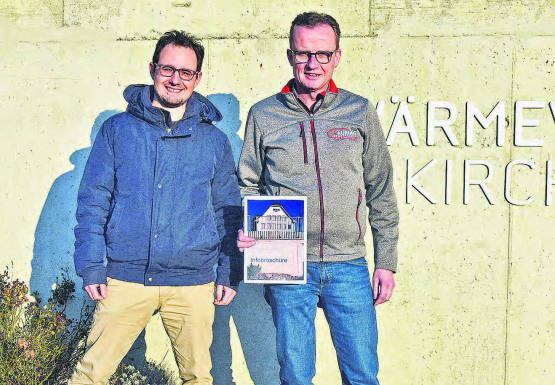 Energieversorgung aus dem eigenen Wald: Gemeindeschreiber Manuel Bolt und Vizeammann Markus Hauri (r.) präsentieren die Informationsbroschüre «Wärmeverbund Kirchleerau». (Bild aw.)