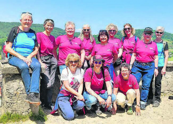 Erinnerungsbild auf der Ruine Stein: Die 50+-Damen des Damenturnvereins Hirschthal waren in Baden unterwegs. (Bild: zVg.)