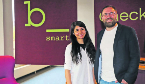 «b_smart»-Leitung vor Ort: Sheila Iskandarov und Emmanuel Gimenez freuen sich auf Hotelgäste und ab Mitte Mai auch auf Bar-Besucher im obersten Geschoss des «Menzolith». (Bild: rc.)