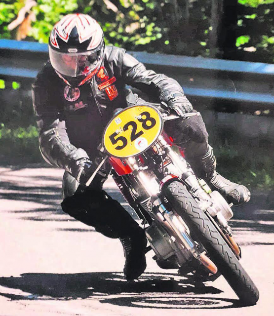 Auch ein Sturz konnte ihn kaum bremsen: Der 78-jährige Kirchleerauer Fritz «Fretzu» Müller auf seiner Honda. (Bild: zVg.)