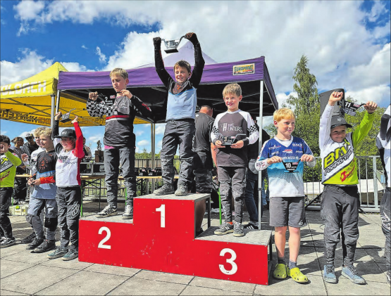 Noé Schneider als DSM-Gesamtsieger bei der Pokalübergabe in Goldach. (Bild: zVg.)