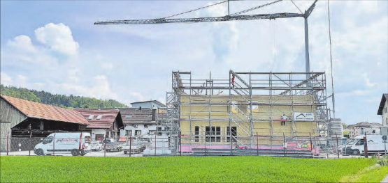 Ersatzneubau der Eichenberger Gebäudetechnik AG an der Sandgasse in Reinach: Momentan wird der Holzbau aufgerichtet: (Bilder: mars.)