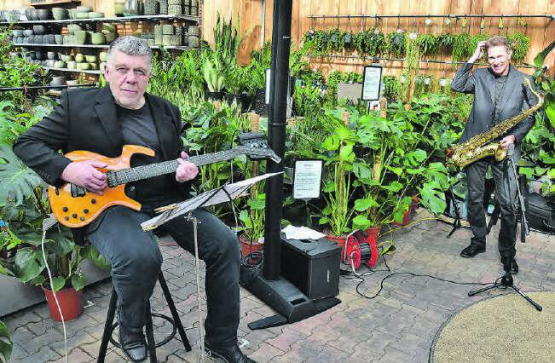 Sorgten mit dezenten Jazztiteln für den musikalischen Background: Rainer Brower und Peter Knoll vom Jazzduo «smooth groove». (Bild: aw.)