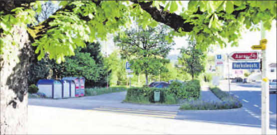 Neues Regenüberlaufbecken: Hier auf oder besser unter den Parkplatz nördlich des Menzomarkts soll ein Becken realisiert werden, mit einem überirdischen Betriebsgebäude. (Bild: mars.)