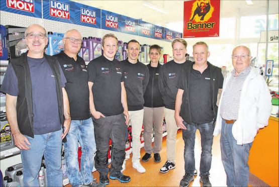 Christian und Matthias Haller (v.r.) gründeten vor 30 Jahren die HAWE GmbH. Inzwischen gehören auch drei junge Männer der 3. Generation zum Team. (Bilder: rms.)