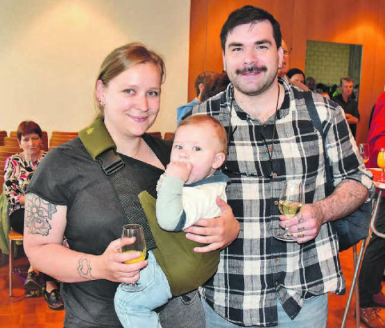 Aus Nachbargemeinden nach Schöftland in ein eigenes Haus gezogen: Sarah und Tarek Hauenstein mit ihrem zehn Monate altem Sohn. (Bild: aw.)