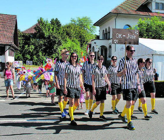 In diesen Kleidern hätte das Organistions-Komitee des Jugendfestes auch auf dem Sportplatz eine gute Figur gemacht.