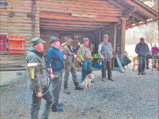 Empfang: Die Schüler wurden im Wald mit einem kleinen Musikkonzert der Jagdgesellschaft begrüsst. (Bild: zVg.)