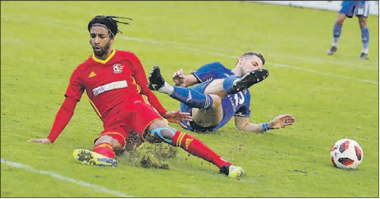 Kraftvoll und akrobatisch: Lelo Toni vom SC Schöftland (vorne) pflügt sich durch das Fussballfeld, während Dejan Jurkic vom NK Pajde den Ball mit einer eleganten Schere zu erobern versucht. (Bild: Otto Lüscher)