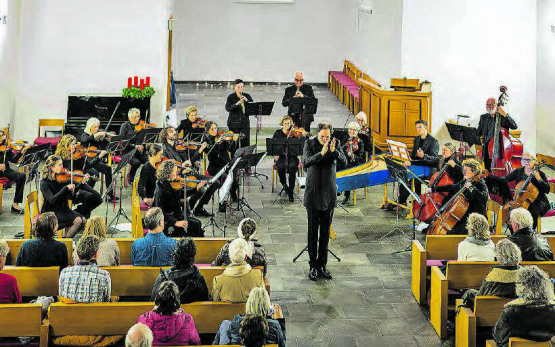 Ein souveränes Orchester, unter der Leitung von Gastdirigent David Reitz, der die Camerata aargau-Süd bereits früher dirigiert hat. (Bilder: dr.)