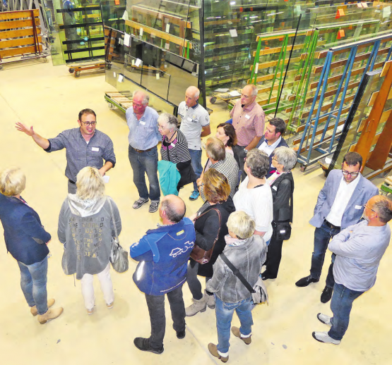 Unternehmerapéro mit Betriebsbesichtigung: In drei Gruppen wurden die Besucher durch die Produktionshalle der Glas Trösch AG geführt. (Bilder: moha.)