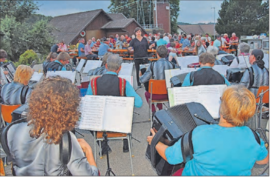 Unter Leitung der neuen Dirigentin: Der Handharmonika-Club Staffelbach drückte am 1. August in Wiliberg die Tasten.