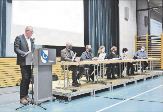 Gemeinderäte gaben Auskunft: Thomas Zettel, zuständig für Bau und Infrastruktur orientierte über das laufenden Ortsplanungsverfahren. (Bild: ml.)