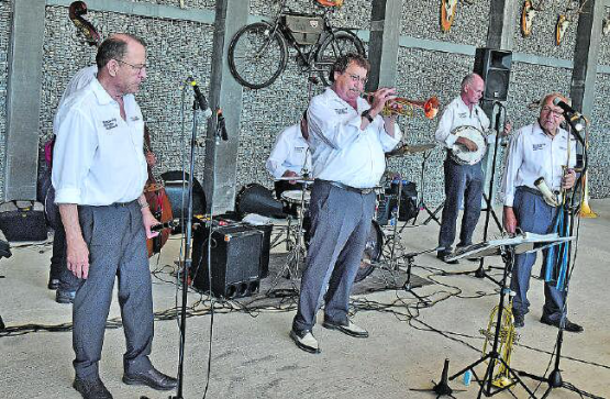 Erfüllten die Werkhalle mit Jazzklängen: Die Wynavalley Oldtime Jazzband mit Peter C. Beyeler, Shilo Buck sowie Werner Gisin an vorderster Front. (Bilder: aw.)