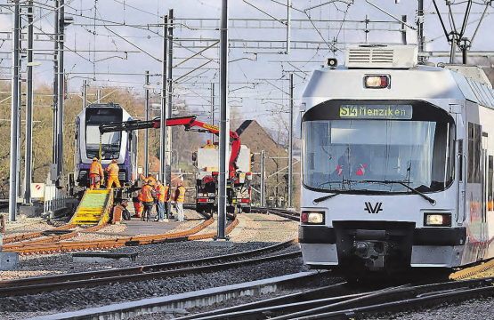Parallel: Während der normale Bahnbetrieb weiter ging, machten sich Mitarbeiter der WSB, SBB und Stadler Rail daran, den Zug der neusten Generation abzuladen. (Bilder: Remo Conoci)