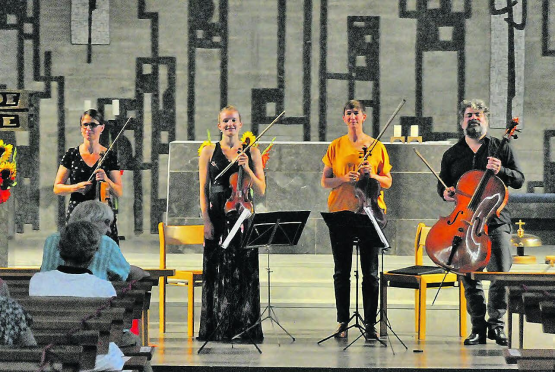 Abwechslungsreiche Sommerserenade in der Kirche Rickenbach: mit Judith Müller (Violine), Léonie Zemp (Violine), Noemi Glenck (Bratsche) und Nicola Romanò (Cello). (Bild: mla.)