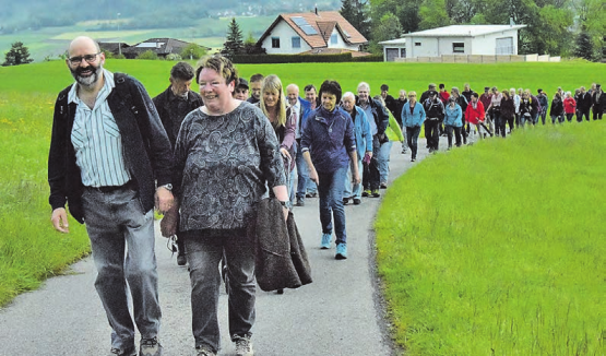Von Anfang an gut gelaunt: Wie ein Riesentatzelwurm erklomm die Wanderschar die sanfte Höhe und genoss dabei einen berauschenden Blick auf das Suhrental. (Bilder: st.)