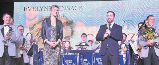 Eine überaus gelungene Kombination: Die Brass Band Rickenbach sorgte für ein musikalisch hochstehendes Programm, während die Extrem-Bergsteigerin Evelyne Binsack das Publikum in schwindelerregende Höhen und faszinierende Eislandschaften entführte. (Bilder: hg.)
