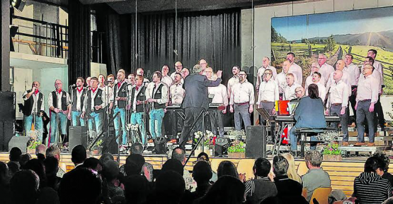 Fulminantes Finale: Der Männerchor Gunzwil mit den Helvetia Manne. (Bilder: Roland Marti)