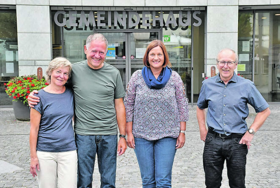 Der abtretende Bauverwalter Franz von Matt (2. von links) und seine Partnerin Christina Sgier, die neue Bauverwalterin Susanne Stadelmann und Gemeindeammann Peter Stirnemann. (Bild: ran)