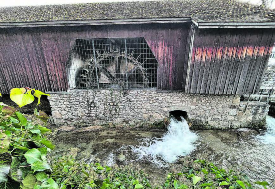 Ein Blick hinter die Sagi: Das Wasserrad dreht weiterhin ruhig vor sich her. (Bild: rc.)