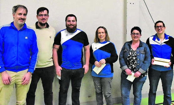 Ehre, wem Ehre gebührt: Stephan Wirz, Joël Perret, Ruedi Riesen wurden für fünf Jahre Leitertätigkeit geehrt, Petra deAlmeida, leitet das MuVaKi-Turnen schon seit zehn Jahren. Gabi Müller (Kasse) und Anja Kolly (Jugendriege) wurden für 15 Jahre Tätigkeit geehrt. Es fehlen Anja Müller (5 Jahre) und Paul Voramwald (10 Jahre). (Bild: zVg.)