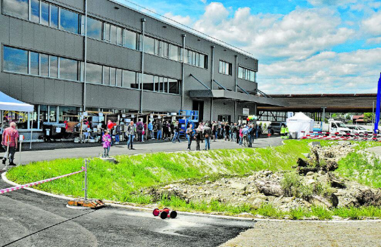 Verpflegungsstationen vor dem neuen Pfiffner-Gebäude: Besucher aus Hirschthal und drum herum nehmen die Gelegenheit wahr, sich über das Unternehmen zu informieren. (Bilder: aw.)