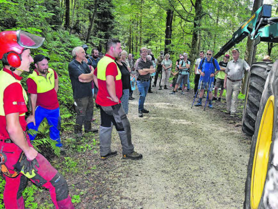 Stellte den 18 Tonnen schweren Zangenschlepper vor: Simon Engel, Maschinist vom Forstbetrieb Suhrental-Ruedertal. (Bilder: aw.)