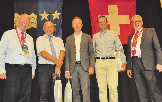 Grosse Einigkeit herrschte in der Mehrzweckhalle Holziken: Udo Fuchs, Ueli Maurer, Patrik Müller, Roger Köppel und Claude Georges (v.l.). Sie freuten sich über den gelungenen Abend. (Bilder: st.)