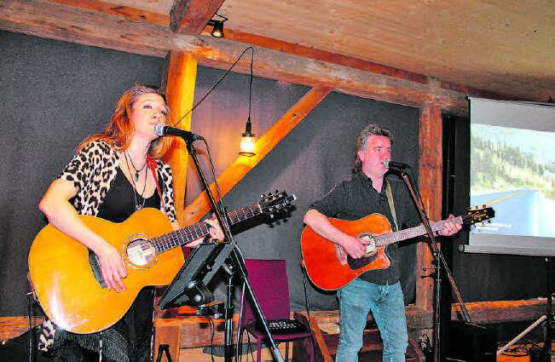 Für einen Abend waren Chris Regez und Tabea Legler Reiseleiter auf einem Trip durch Kalifornien. (Bild: grh)