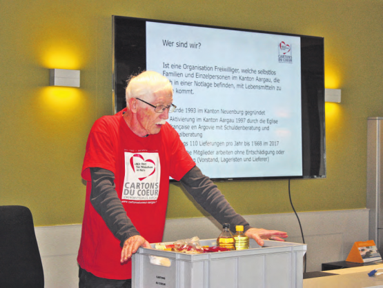 «570’000 Menschen in unserem Land sind von Armut betroffen»: Jakob Haller, Vorstandsmitglied von Cartons du Coeur Aargau beim Referat in Gränichen. (Bild: zVg.)