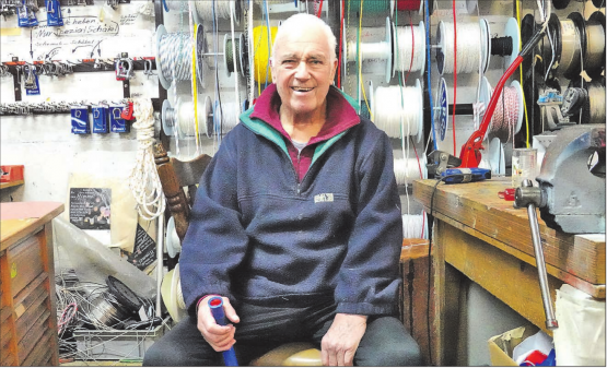 Ursus Merz in seinem Segelshop mit über 3000 Artikeln. (Bild: René Fuchs)