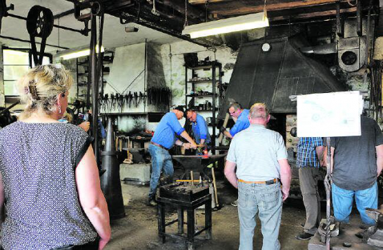 Die Schmiede zeigten das Handwerk und standen für allfällige Fragen der neugierigen Besucher bereit. (Bilder: jaf.)