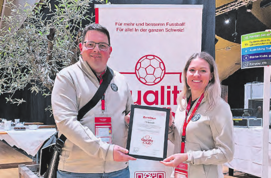 Marc Müller und Carina Kronenberg vom Vorstand des FC Gunzwil konnten in Langenthal das SFV Quality-Club-Zertifikat entgegennehmen. (Bild: zVg.)