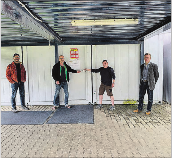 Schlüsselübergabe mit Social Distancing: Von links Kerem Bodur und Heinz Rosenast von der Jugendarbeit, Stefan Bürgin (Hauswart) und Heinz Häuptlin (Bauverwaltung). (Bild: zVg.)