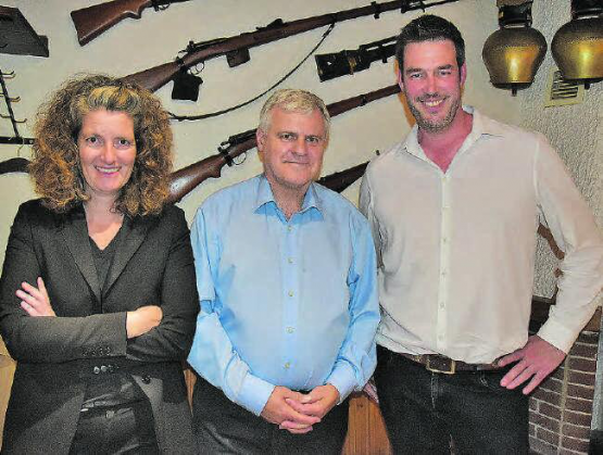 Lieferten sich eine hitzige Debatte um die Einbürgerung: SP-Grossrätin und Nationalratskandidatin Lelia Hunziker, Moderator Mathias Küng und Christoph Riner, SVP-Grossrat und Nationalratskandidat v. l. (Bild: aw.)