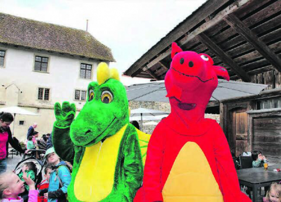 Die Drachen Pilu und Fauchi zu begrüssen war nicht nur im vergangenen Jahr ein Highlight, es wird es auch 2024 sein. (Bild: grh)