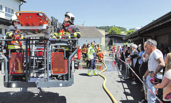 Einsatzübung der Feuerwehr Oberwynental: Betrieb vor und in der ISO Elektrodenfabrik an der Hauptstrasse 23. (Bilder: zVg.)