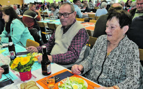 Währschafte Geselligkeit: Bei Speis und Trank und einem floralen Frühlingsgruss lässt es sich gut leben.
