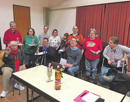 Trophäen eines erfolgreichen Jahres: Die Sportlerinnen und Sportler der Behindertensportgruppe Reinach. (Bild: zVg.)