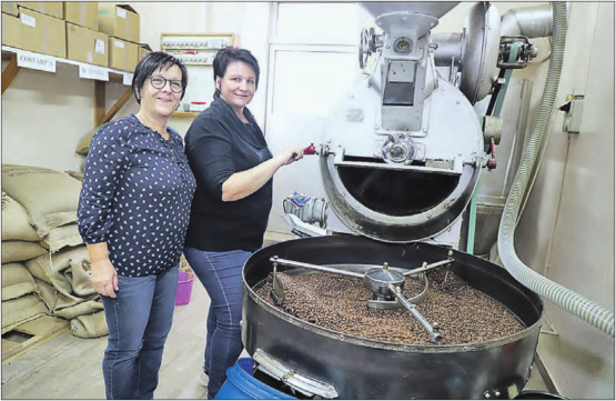 Mit allen Sinnen wird der Kaffee geröstet: Bernadette Slanzi (l.), Inhaberin der Kaffeerösterei Knubel AG und ihre Mitarbeiterin Claudia Lang mit der gut 80-jährigen Trommelröstmaschine. (Bilder: Remo Conoci)