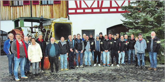 Sie alle freuen sich an der Leidenschaft von Peter Bachmann: Belegschaft, Freunde, Familie und Partner genossen den Ausflug ins Auto- und Traktorenmuseum am Bodensee. (Bilder: st.)