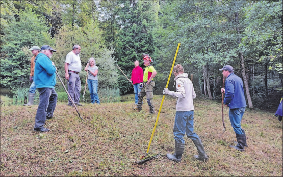 Förster Wunderlin erklärt, warum der Weiher nicht zu schattig sein darf. (Bilder: zVg.)