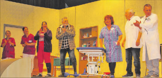 Theatervergnügen am Trachte-Obe in Meisterschwanden: Der Theatertruppe gelang mit dem Stück «De Oskar vo…» eine tolle Leistung. (Bilder: hh.)