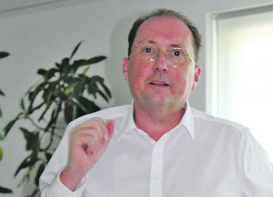 Gemeindeammann Jörg Bruder leitet seine letzte Medienkonferenz zum Finanzverlauf in Seengen. (Bild: grh)