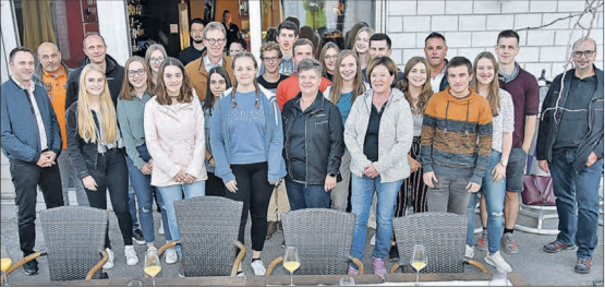 Apéro vor der alten Bar des Cinema 8: Die Schöftler Gemeindevertreter und die Jungbürger stiessen auf den alle zwei Jahre stattfindenden Anlass an. (Bilder aw.)