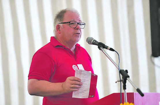 Folgerichtig: Christopher von Schoultz bat die Gäste wegen der Tröpfchen-Verbreitung auf das Singen der Nationalhymne zu verzichten. (Bilder: rc.)