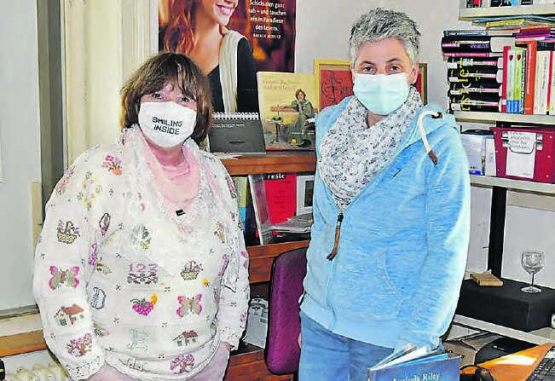 Zwei der guten Bibliotheksgeister: Heike Suter und Sandra Voumard in ihrem Metier (v.l.) (Bild: aw.)