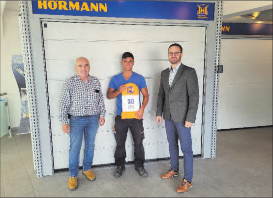 Ein Meilenstein für 30 Jahre erfolgreiche Partnerschaft zwischen der Larotech und der Hörmann Schweiz AG (v.l.n.r.: Thomas Meier und Luca Furrer, Larotech AG, Stefan Solenthaler, Hörmann Schweiz)