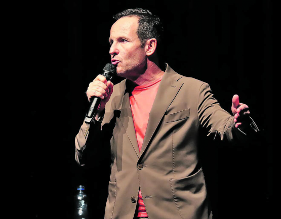 Claudio Zuccolini in Höchstform: Obwohl er sich über fast alles aufregt, konnte das Publikum im Saalbau Reinach herzhaft lachen. (Bild: rc.)